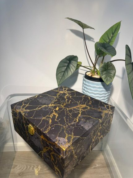 Black marble effect square 4-jar gift box with gold veins and latch