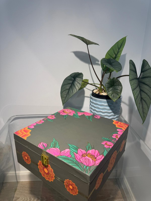Green square 4-jar gift box with pink and orange floral pattern Green square 4-jar gift box with pink and orange floral pattern and gold latch