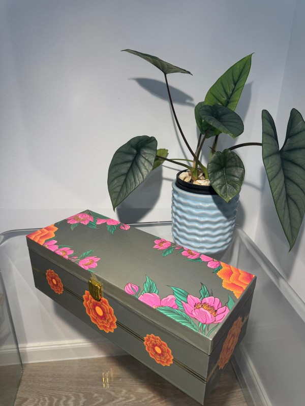 Green rectangular 3-jar gift box Green rectangular 3-jar gift box with pink and orange floral pattern and gold clasp
